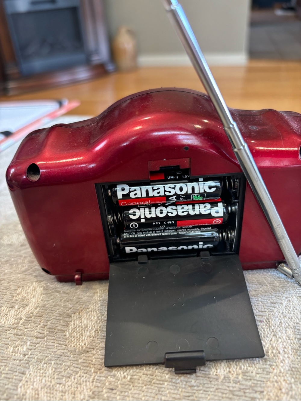 Classic Retro Portable AM/FM Radio - Red - Picture 4 of 4